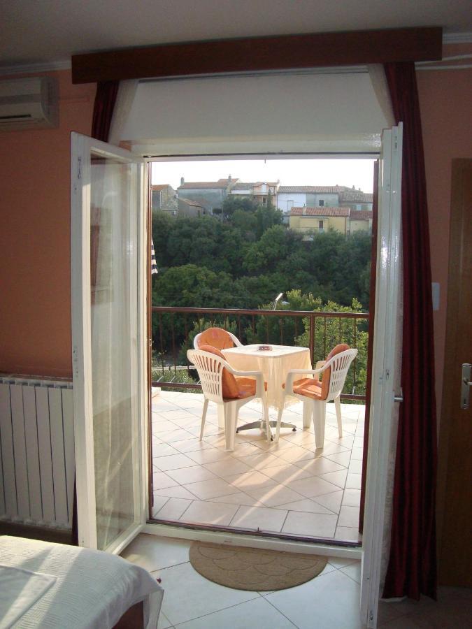 Studio Apartman Omisalj Exterior photo